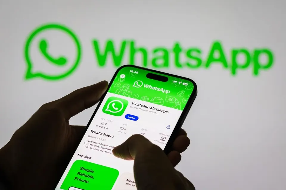 Bagaimana Pesan WhatsApp Terkirim: Dari Gelombang Radio ke Fiber Optik dan Tantangan Keamanannya